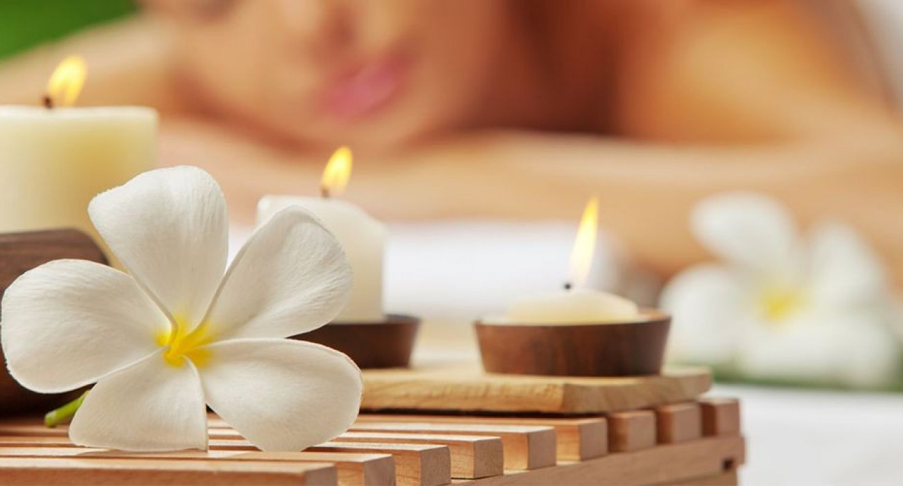 Етік пен колготки киген әйелдер