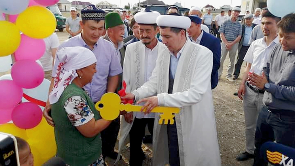 Қызылордада еріктілер жалғыз басты анаға үй салып берді