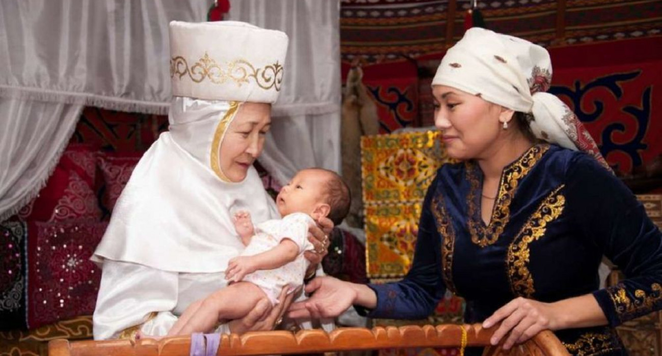 Әнші Максим сиқырды сорып жатыр