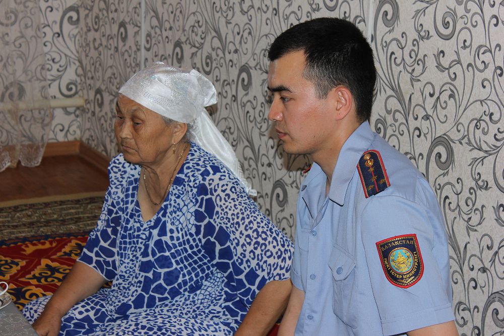 Маңғыстаулық полицейлер қызмет бабында қаза тапқан әріптестерінің отбасымен кездесті