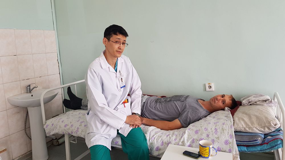 Робот арқылы операция жасайды