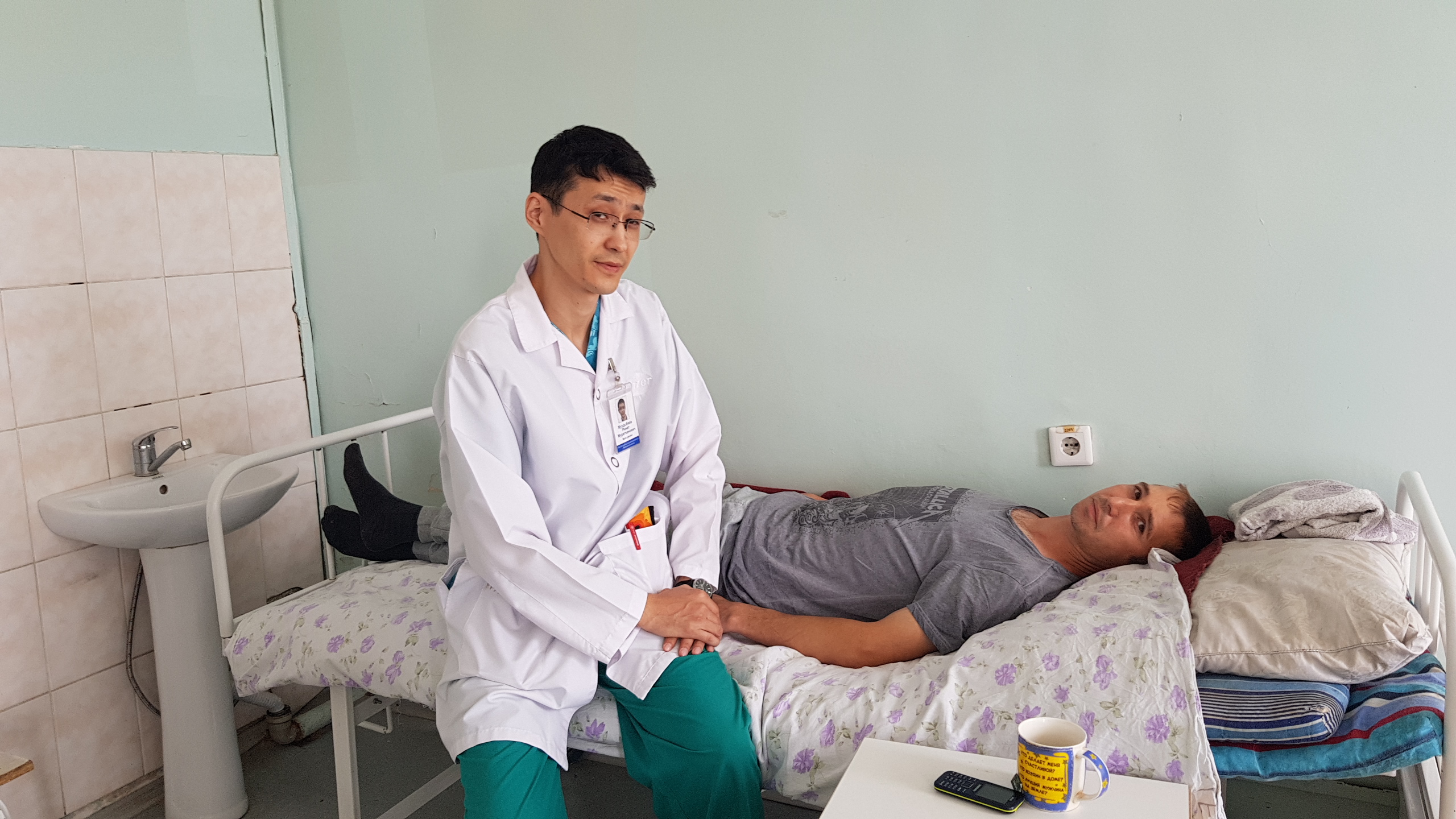 Роботпен операция жасайтын дәрігер