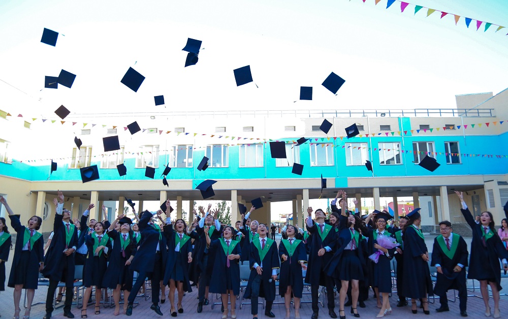 Зияткерлік мектеп 57 түлекке аттестат тапсырды