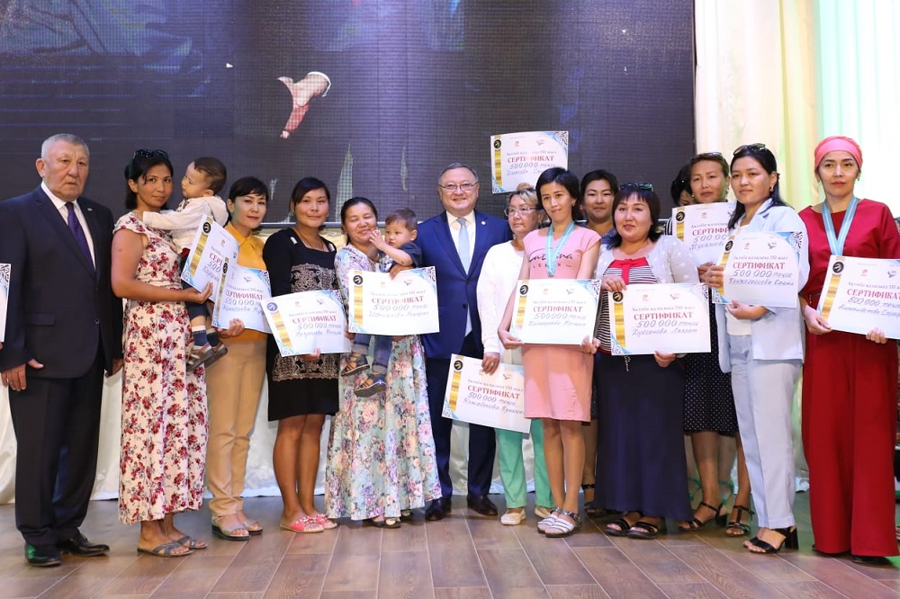 Ақтөбелік кәсіпкер көпбалалы отбасылардың  пәтерлі болуына көмектесті