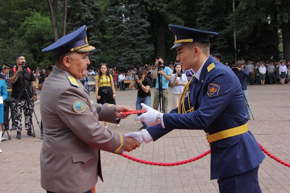 Алматыдағы әскери институт өз түлектерін ұшырды