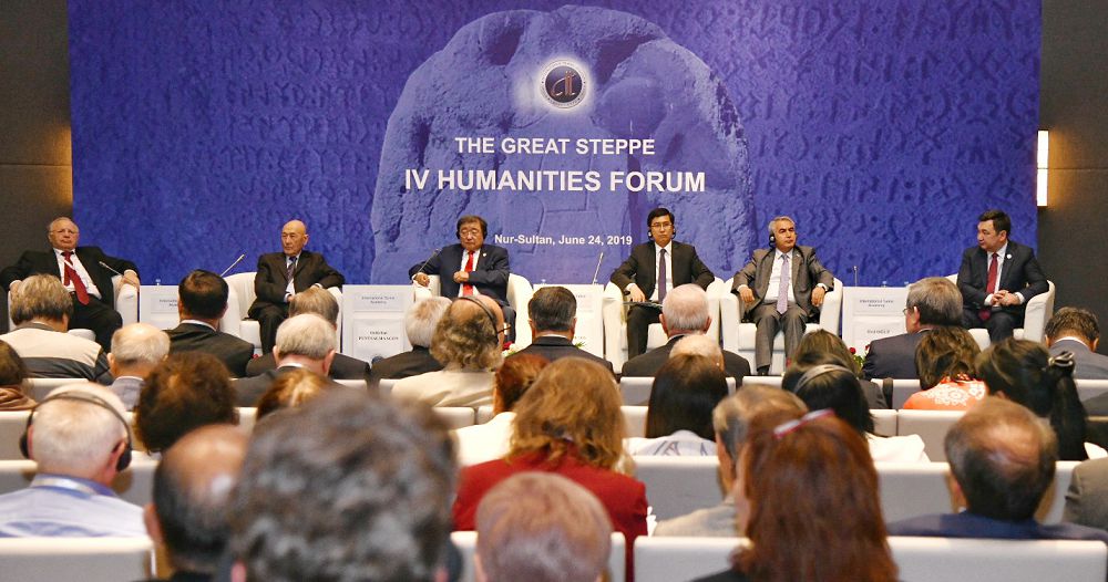 Бізді тарихтың сүрлеуі біріктіре түседі