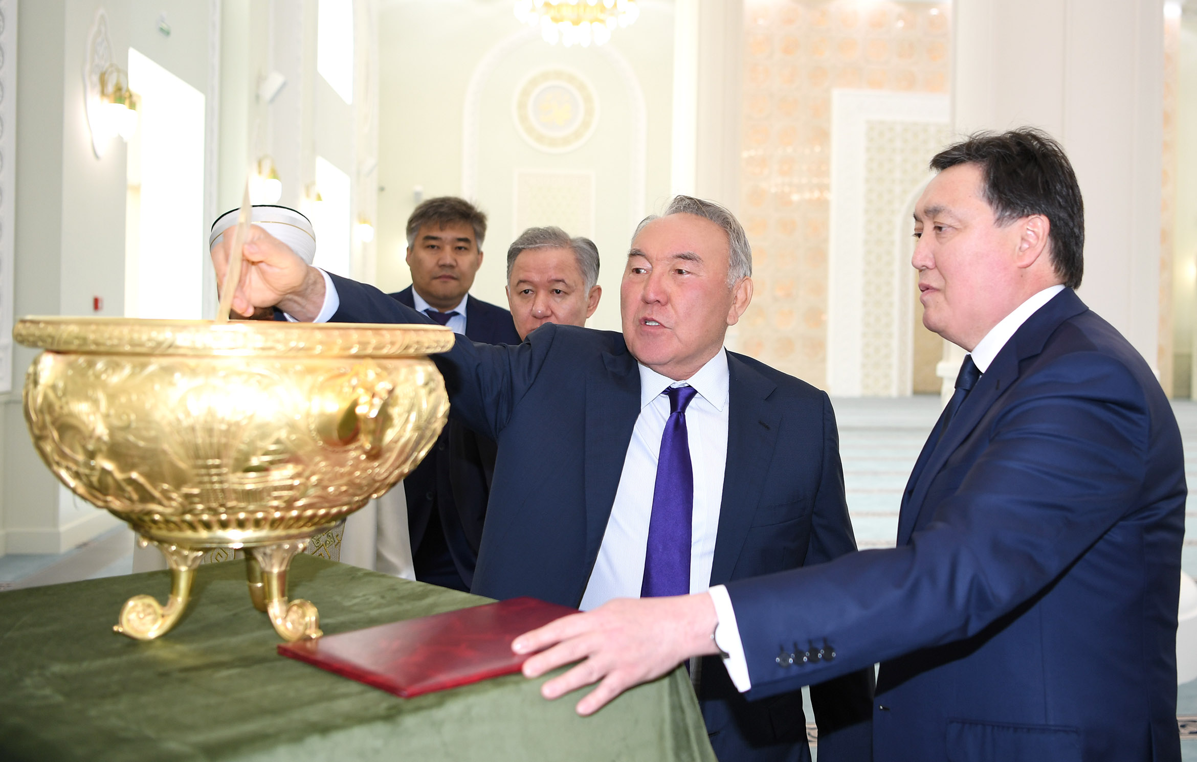 Нұрсұлтан Назарбаев елордадағы жаңа мешітке барды