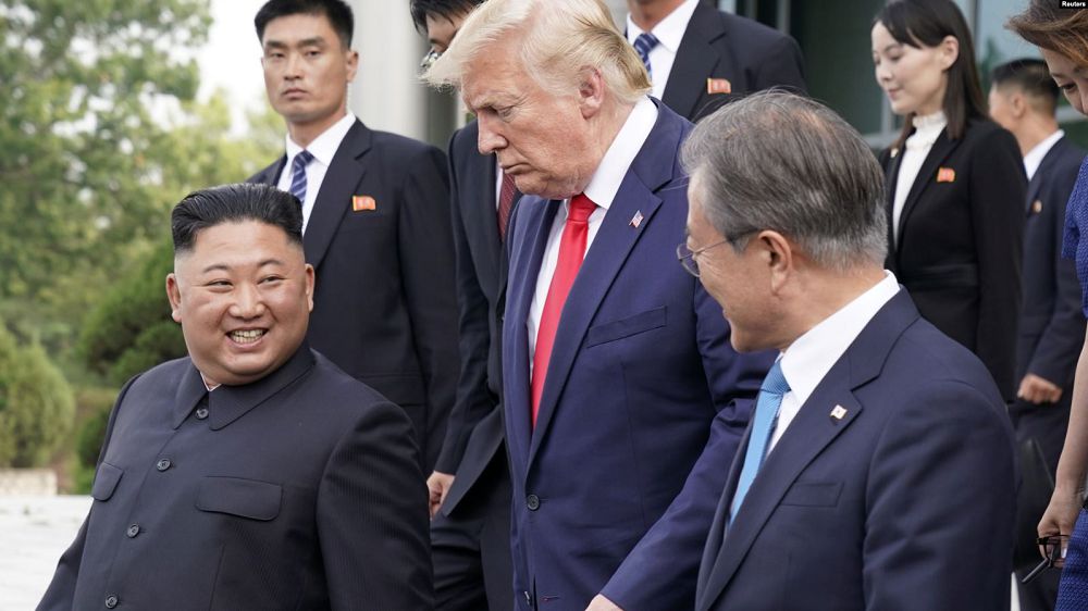 Дональд Трамп Солтүстік Корея шекарасын аттады