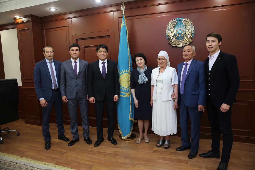 Мәдениет және спорт министрі Бекзат Саттархановтың  ата-анасымен кездесті