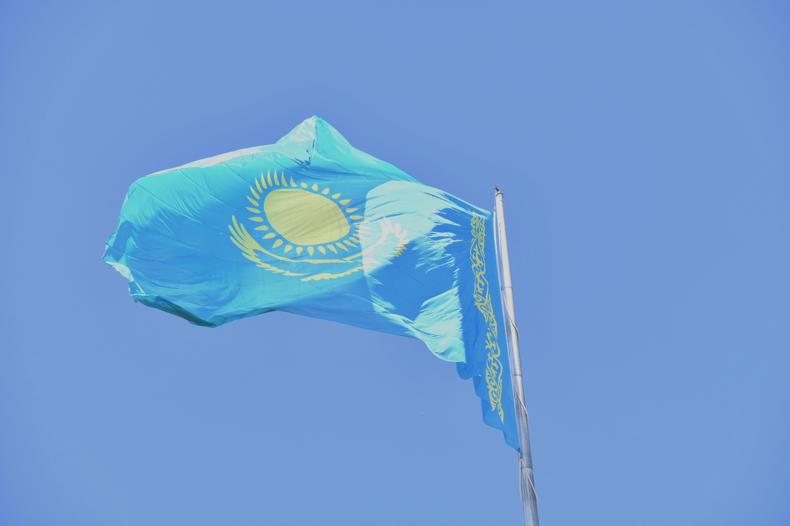 Бүгін елордада Мемлекеттік ту көтерілді (фоторепортаж)