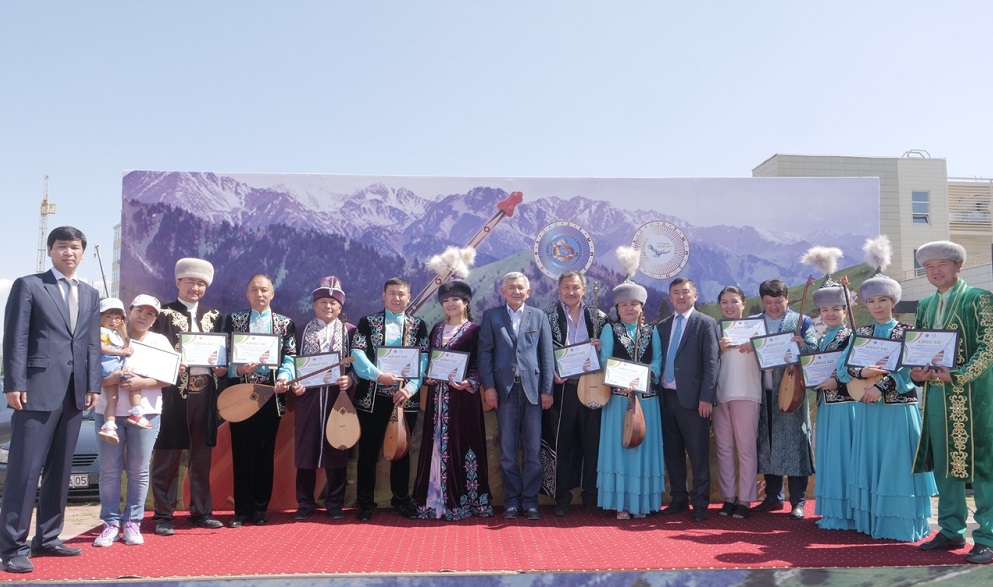 Жетісу домбырашылары 24 сағат бойы тоқтаусыз күй шертті