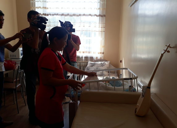 Семейде жаңа туған перзентке домбыра сыйға тартылды