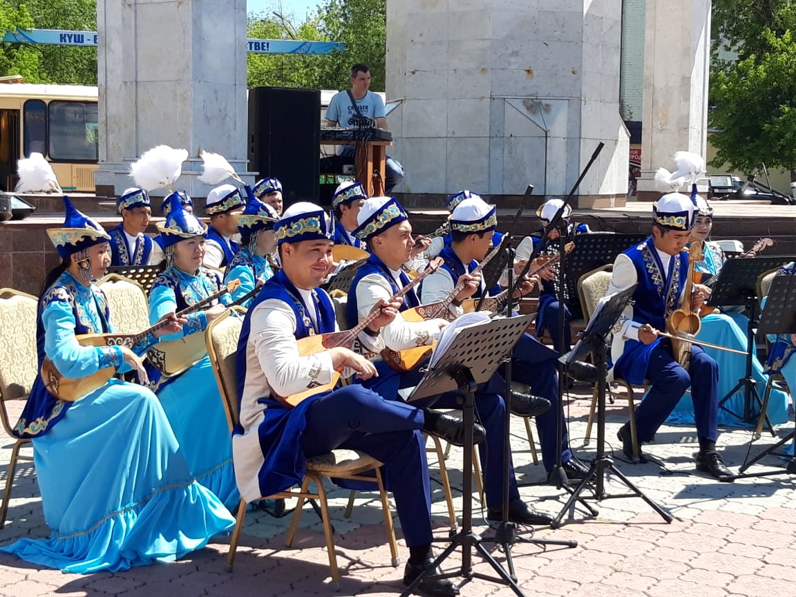 Солтүстік Қазақстанда жаңа туған сәбиге домбыра тарту етілді