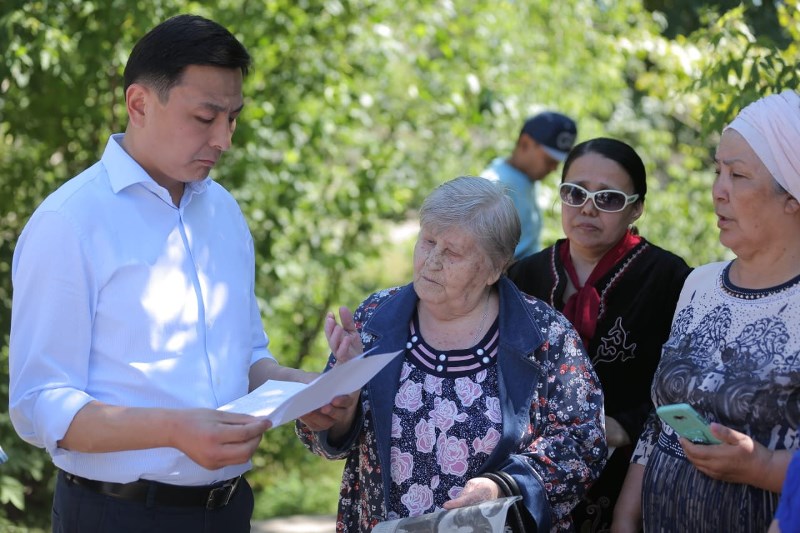 Алтай Көлгінов «Промышленный» тұрғын үй алабы тұрғындарының мәселелерін тыңдады