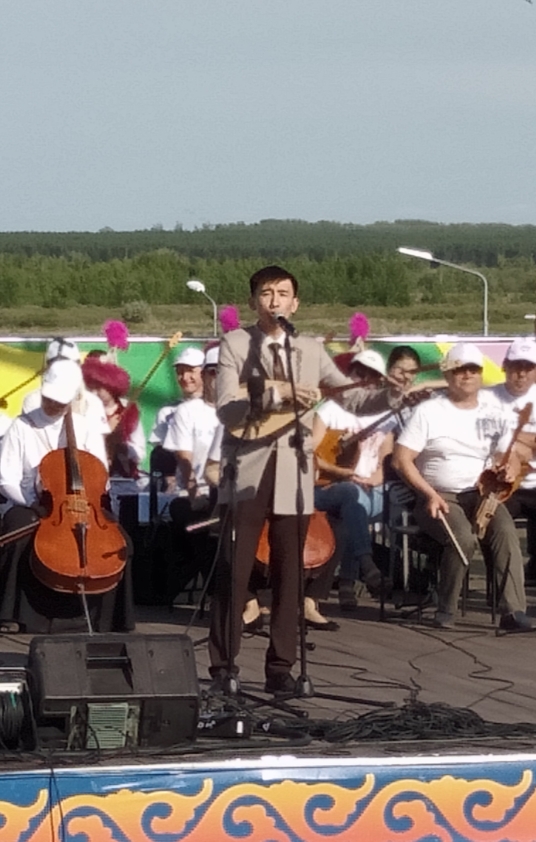 Ұлттық домбыра күні мерекесінде шенеунік қостанайлықтарға жырмен арнау айтты