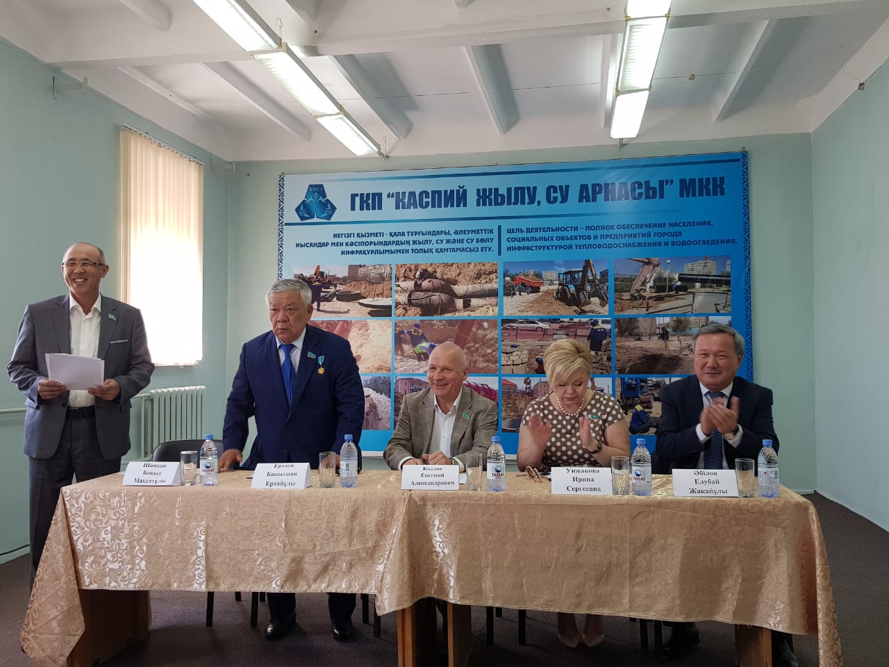 Депутаттар ел ішінде