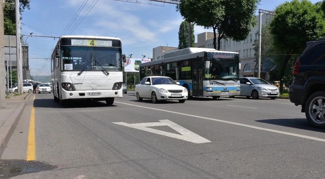 Алматыда автобус жолағымен жүрген жүргізушілерге айыппұл салынуда
