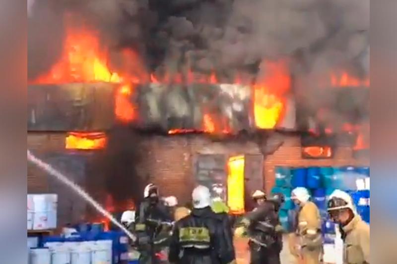 Алматыда қойма өртеніп жатыр