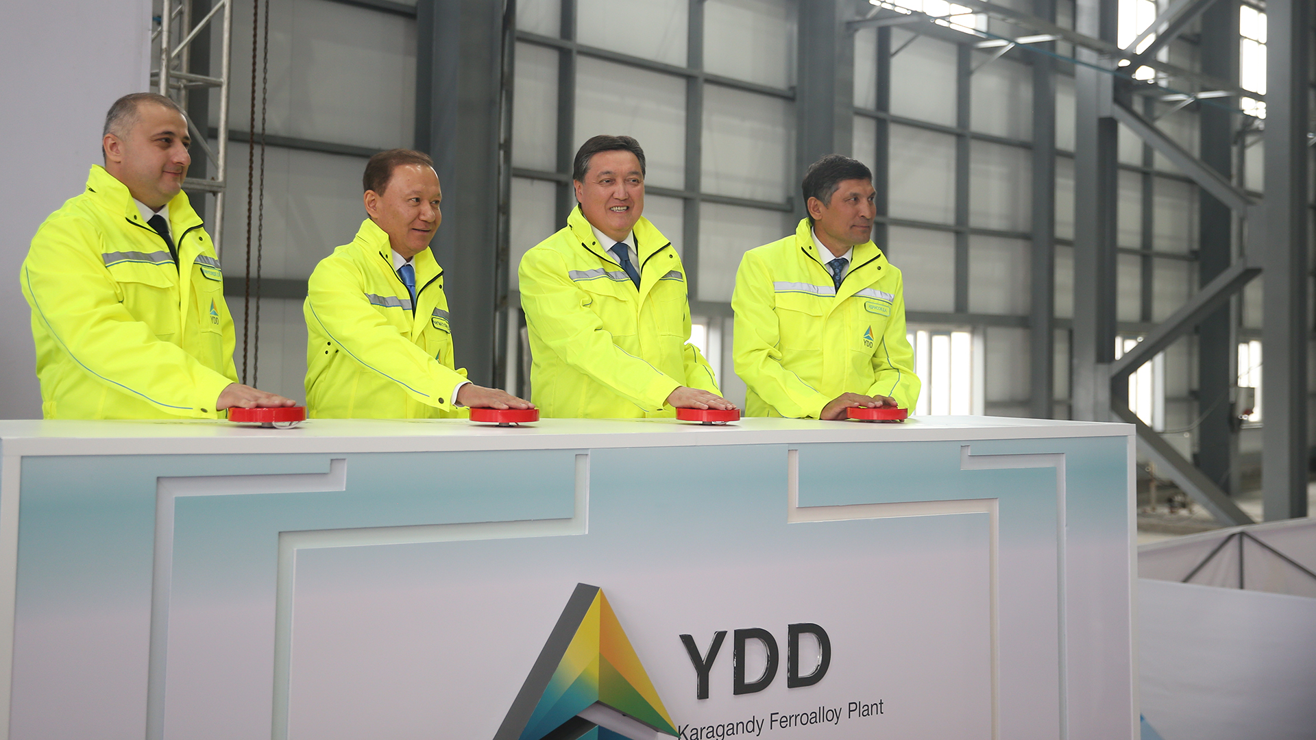 Асқар Мамин Қарағанды облысының жаңа ферроқорытпа зауытының ашылуына қатысты