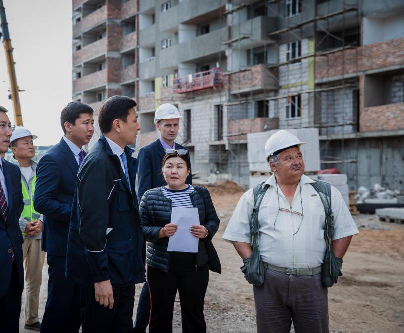 Алтай Көлгінов «Нұрлы Жер» бағдарламасымен салынып жатқан көппәтерлі тұрғын үй кешеніне барды