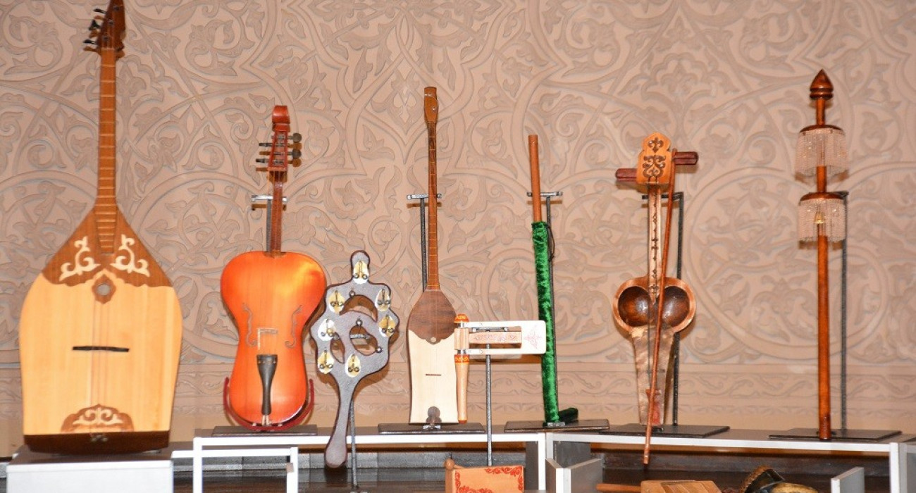 Лесбиянкалардың саусақтарымен есектеріне зәр шығаруының порно видеолары Созылған қынаптың порно видеосы