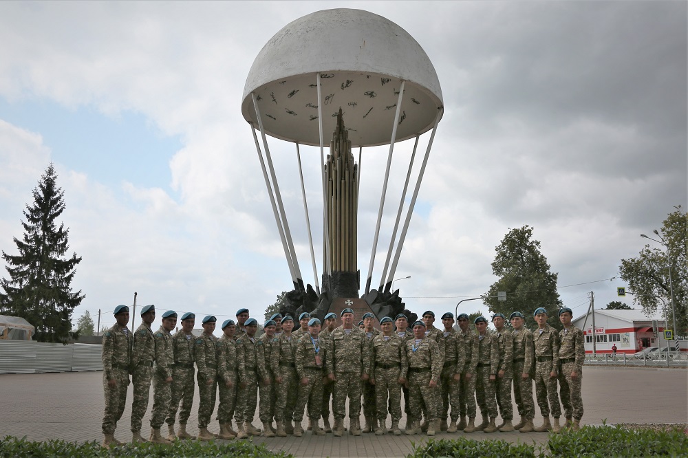 Қазақстандық десантшылар Псков қаласындағы 6 рота ескерткішіне гүл шоқтарын қойды
