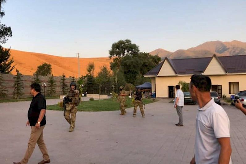 Атамбаевтың Қой-Таш ауылындағы үйінде атыс болды