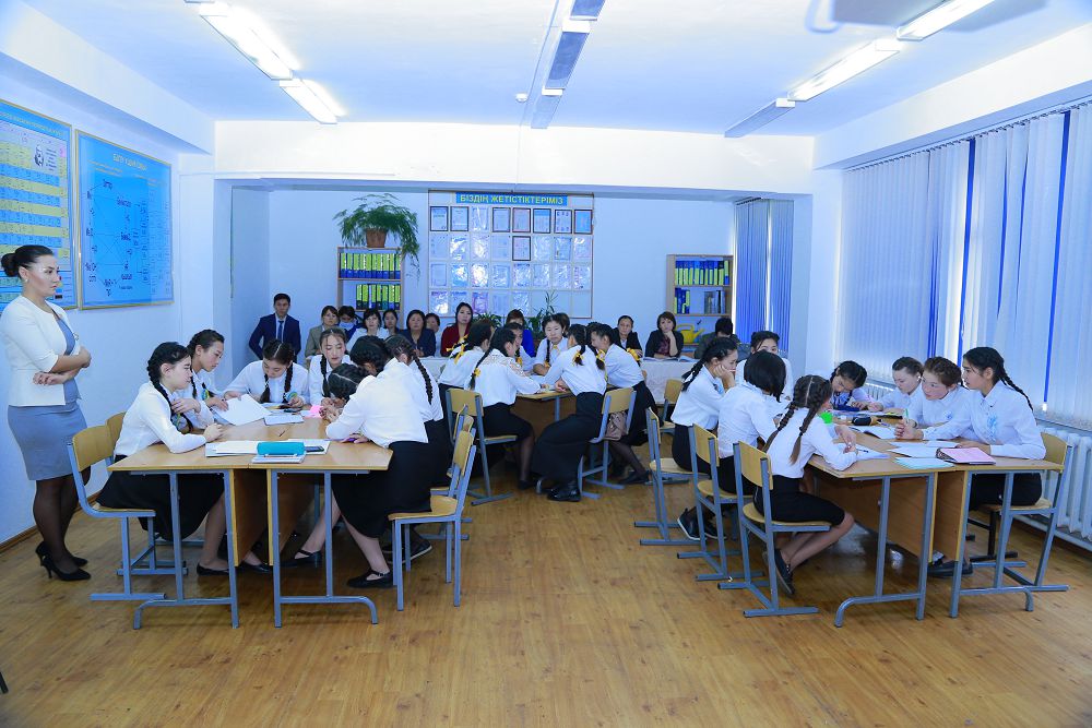 Джинсы киген мүшесі бар қыз