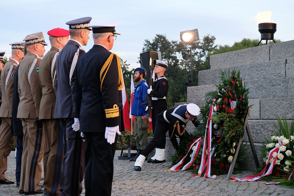 Польша тарихи деректі қайта қарайды