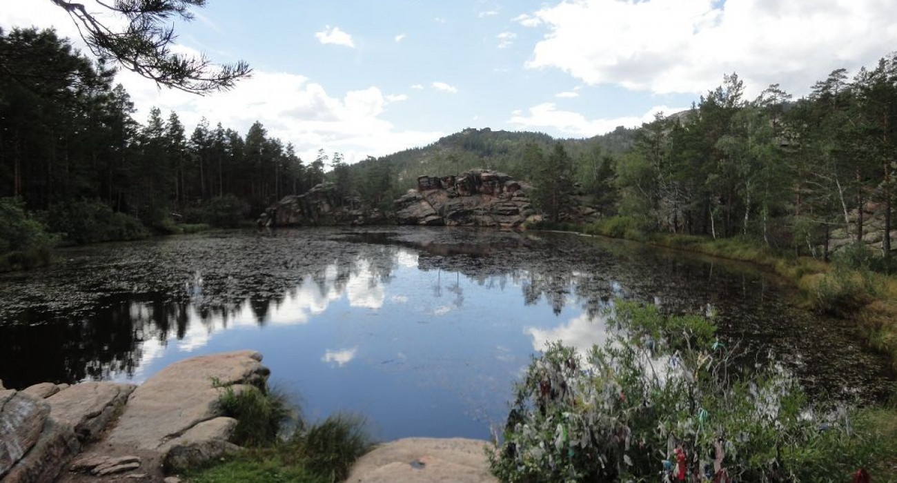 Ол қатты қол бұлғап, сықылды.