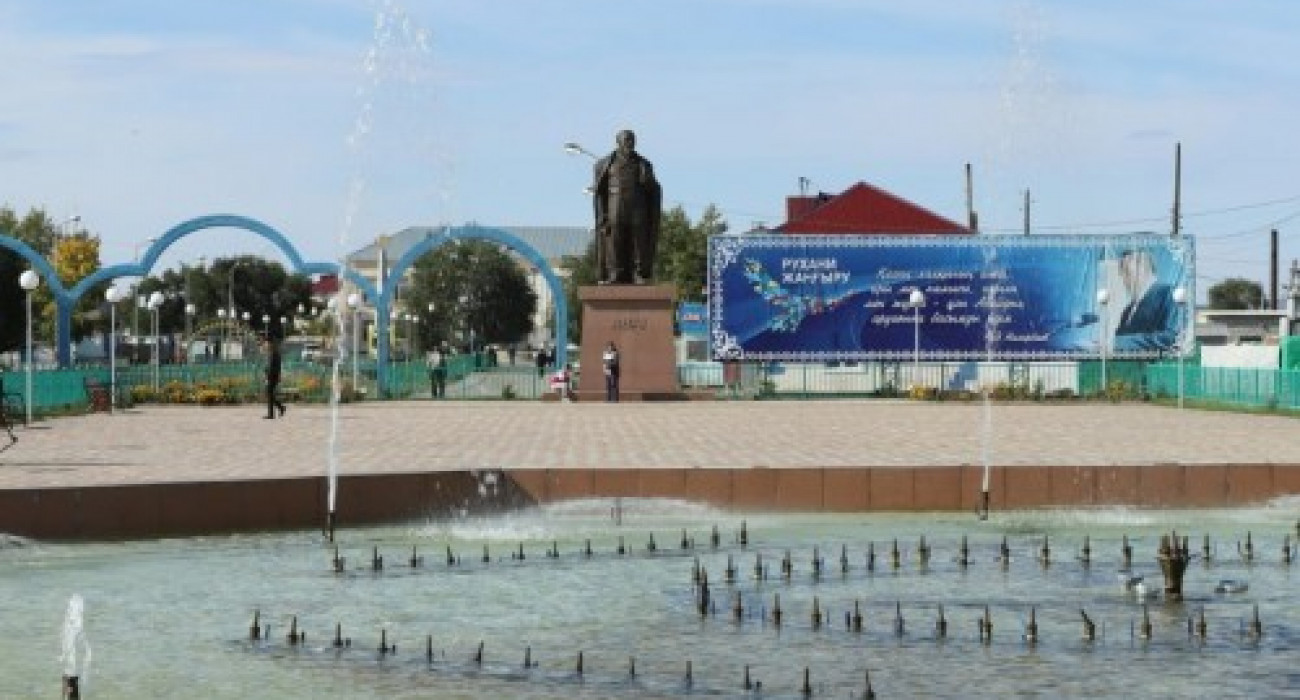 Жалаңаш шашты қыздың суреті Әдемі көкірекшедегі қызбен жыныстық қатынас