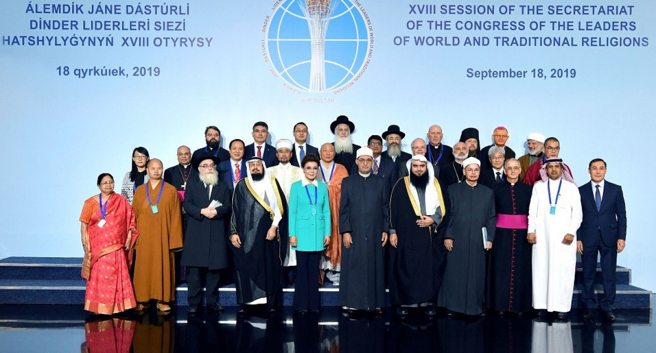 Ер адам жыныс мүшесіне презерватив қояды (видео)