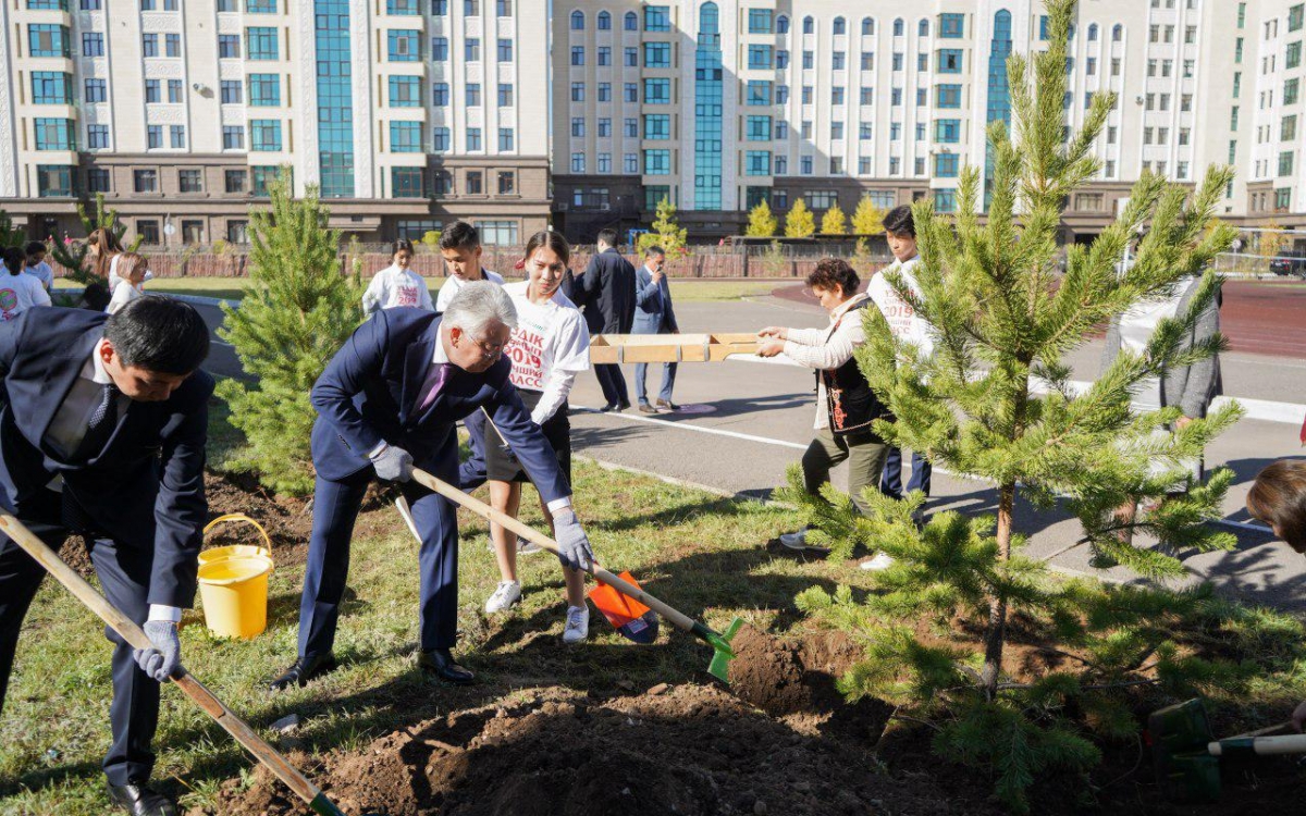 «Экологиялық сағат» акциясы аясында Бейбіт Атамқұлов ағаш отырғызды