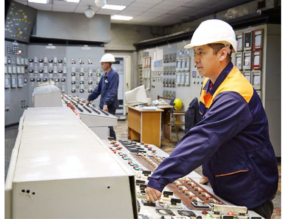 Олар үйсіз әйелдердің аузына тығылады Анус фотосында үлкен заттар бар порно