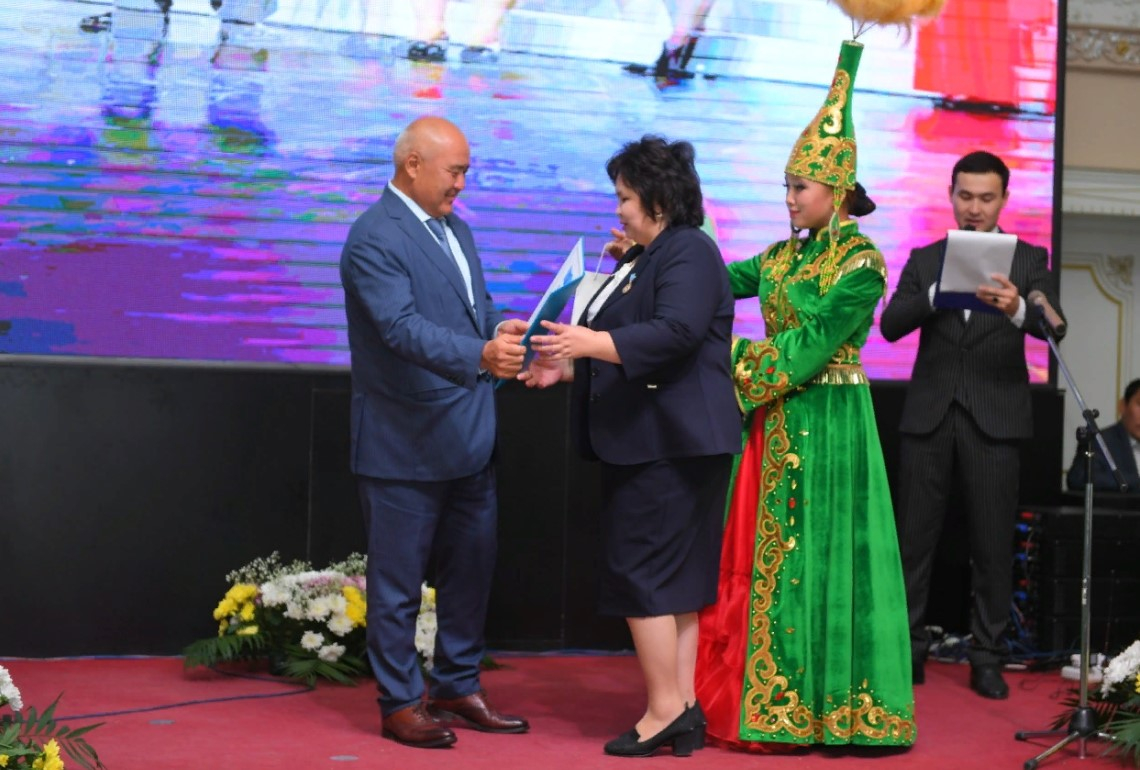 Түркістан облысының әкімі ұстаздарды кәсіби мерекесімен құттықтады