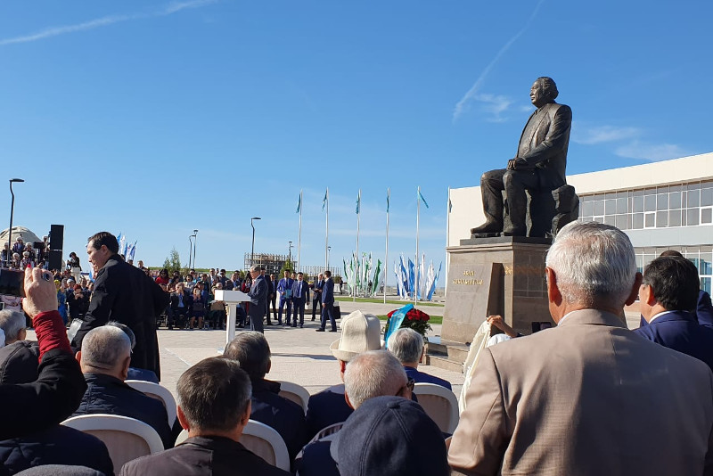 Президент Ақтауда Әбіш Кекілбайұлына қойылған ескерткішті ашты