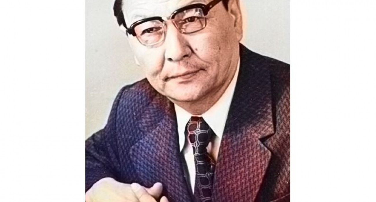 Үлкен кеуделері бар жетілген әйелдердің үлкен емізіктері