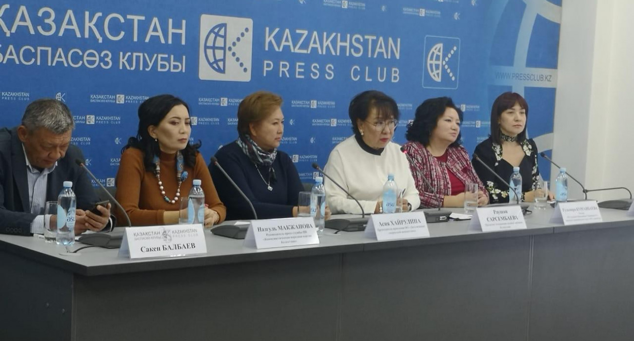 Жалаңаш әйелдер видеоны тыңдады