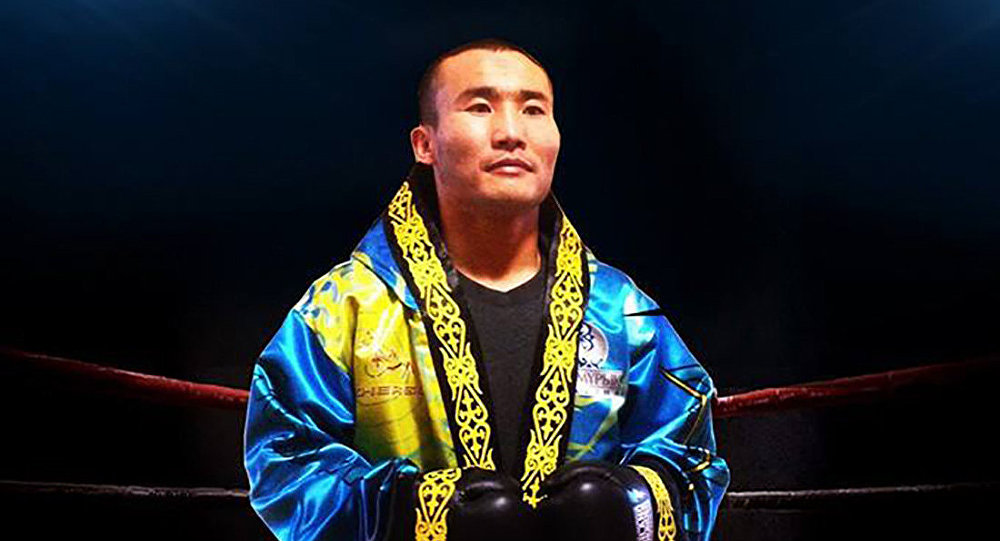 Білікті бапкер қазақ боксшыларын баптайды