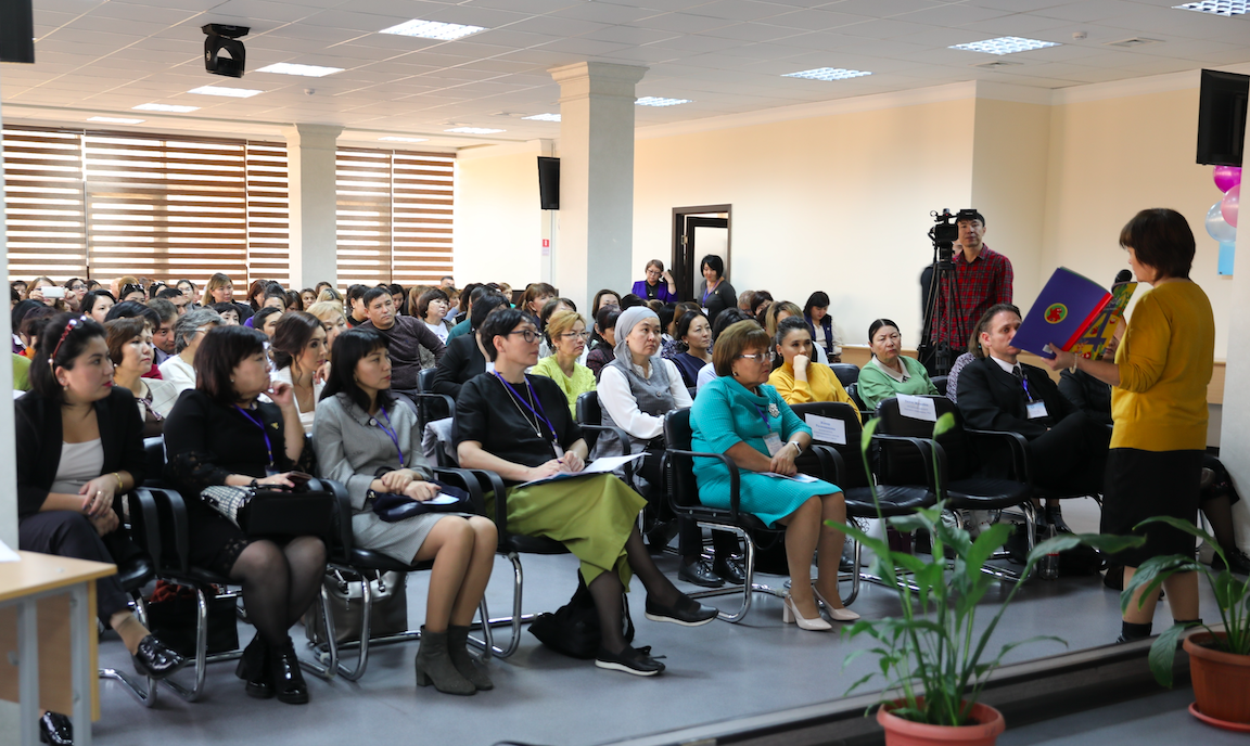 Мамандар үш тілді білім беруді енгізу барысын талқылады