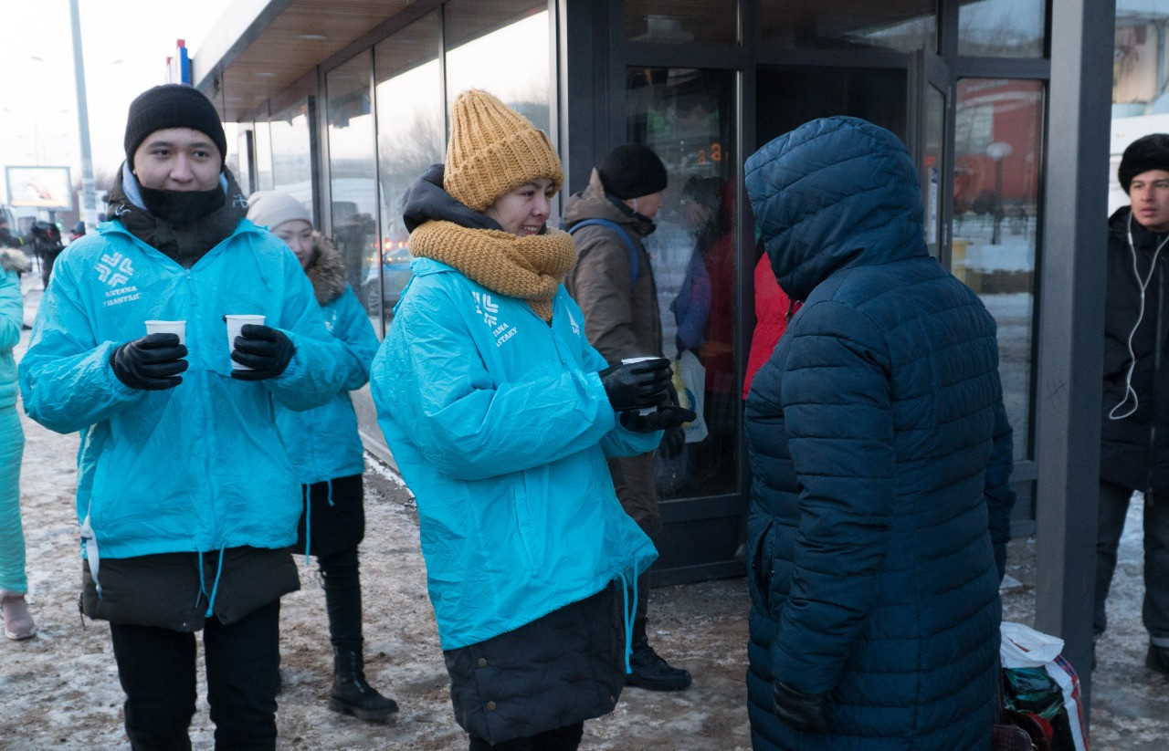 Елордалық волонтерлар тұрғындарға ыстық шай ұсынды