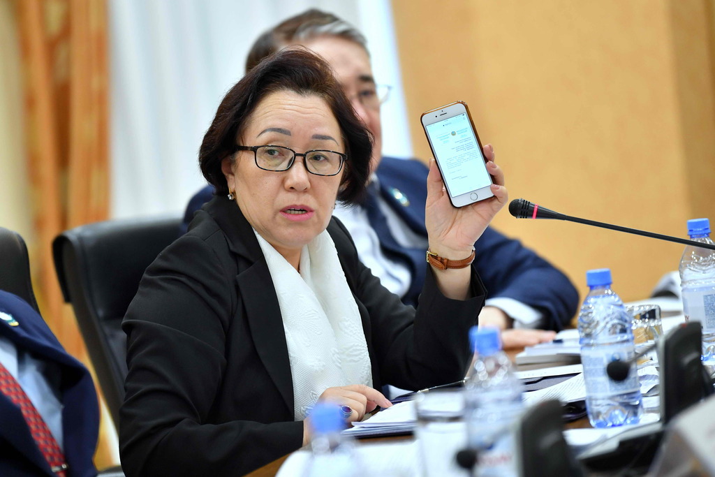 Сенатор Сәуле Айтпаева тегін адвокаттар телефонын көтермейтінін айтты