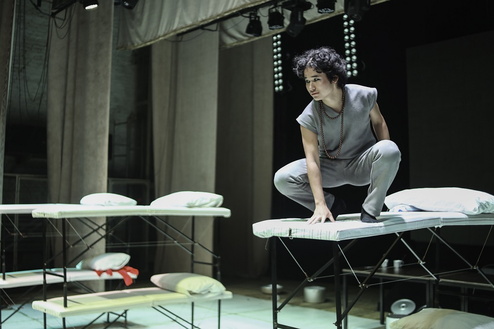 Жастар театрында ерекше актерлер өнер көрсетеді