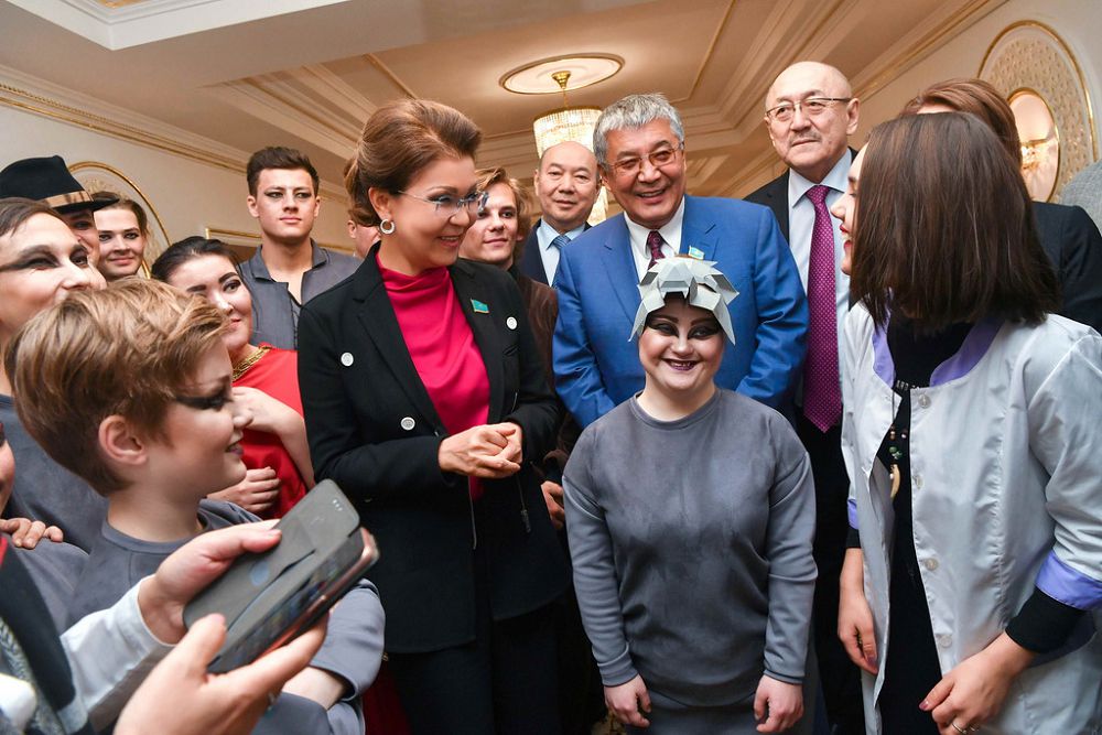 Дариға Назарбаева ерекше актерлер театрының жас әртістерімен кездесті