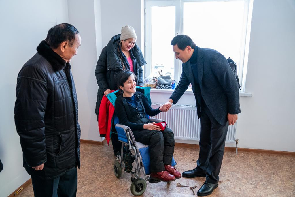 Алтай Көлгінов 400-ден астам отбасына пәтер кілттерін табыстады