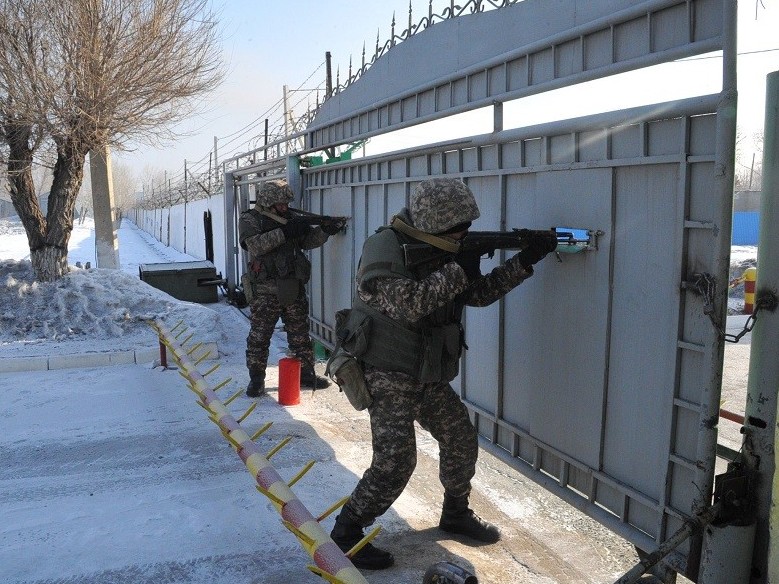 Қарулы Күштерде тактикалық-саптық сабақтар өтуде