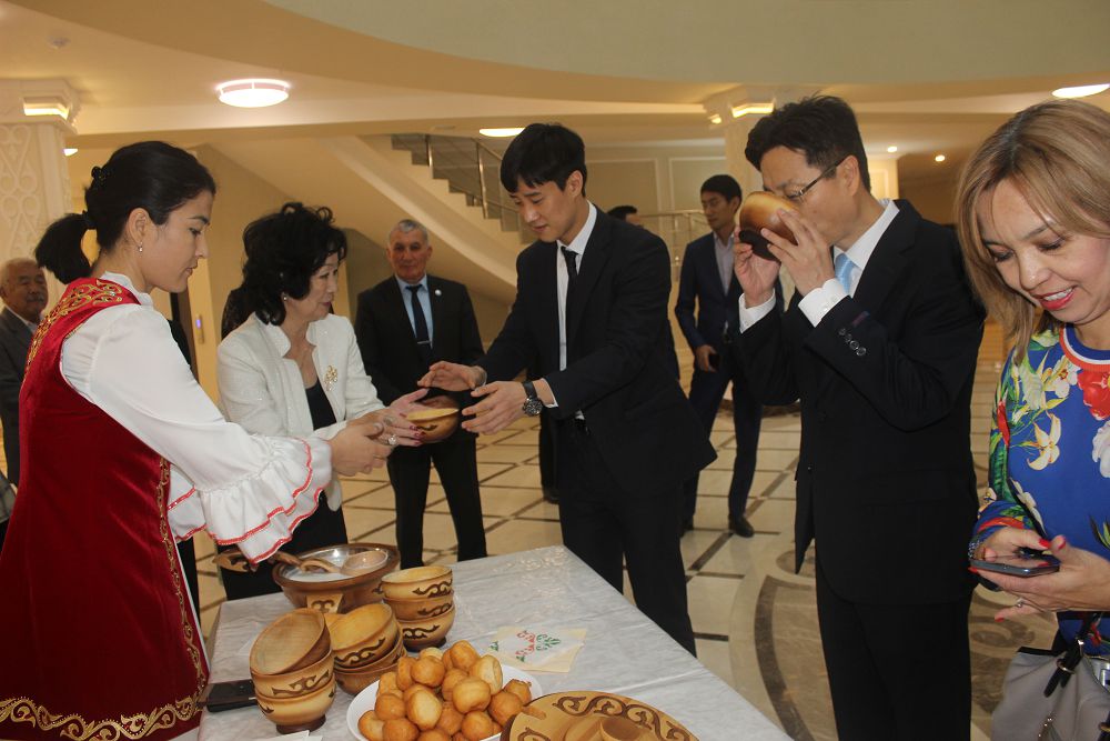 Кореяның елшілік-министрі Хан Ман Чун Ақтаудағы Достық үйінде болды