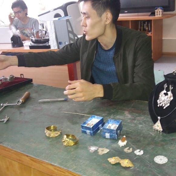 Зергерлік бұйым жасаудың технологиясын студенттерге зергер маман түсіндірді