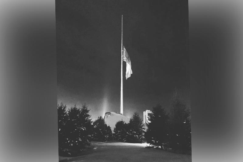 Қазақстанның бас туы аза тұту күніне орай төмен түсірілді