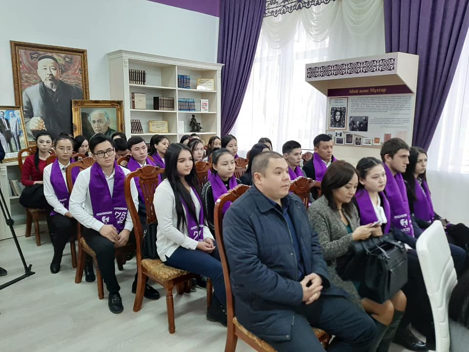 Сенат депутаттары Шымкенттің белсенді жастарымен кездесті